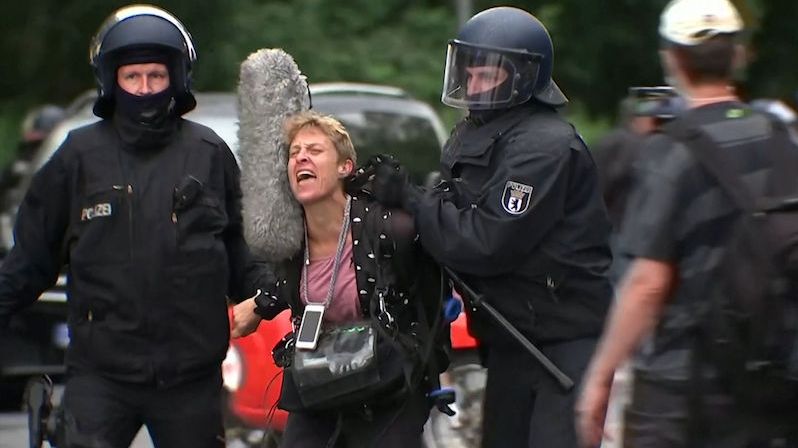 V Berlíně v neděli zemřel demonstrant, zkolaboval při policejní kontrole